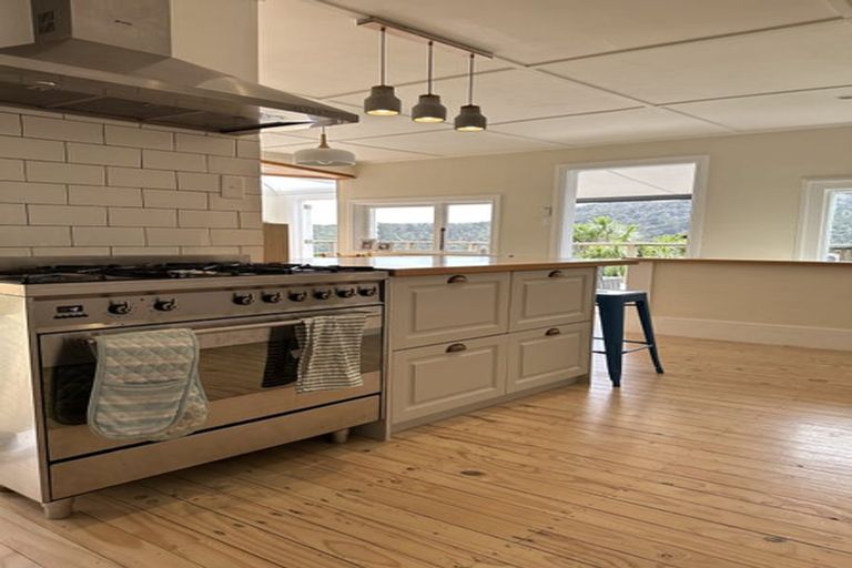 Photo of property in 8 Pendrell Road, Piha, New Lynn, 0772