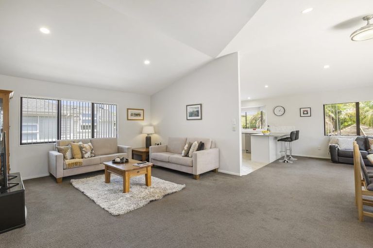 Photo of property in 2/23 Kiteroa Terrace, Rothesay Bay, Auckland, 0630