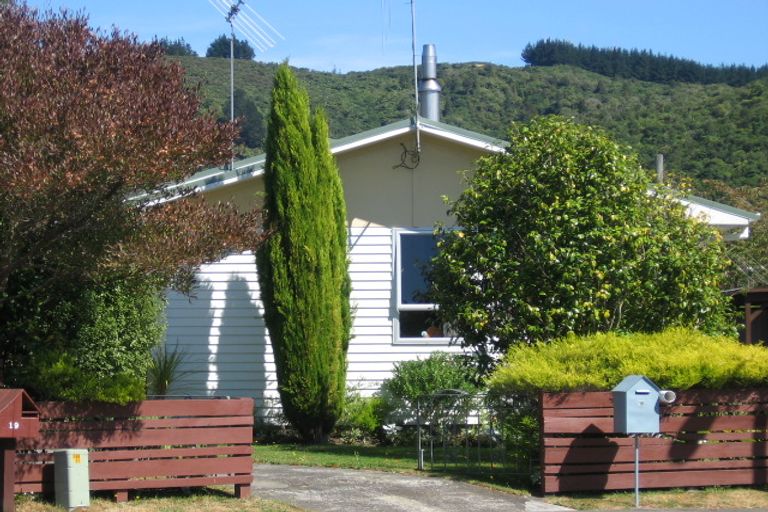 Photo of property in 18 Beryl Grove, Birchville, Upper Hutt, 5018