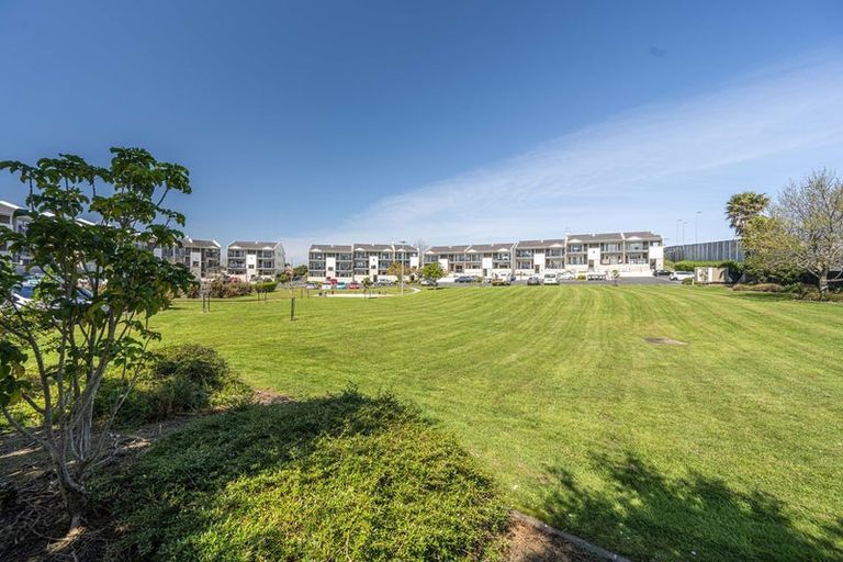 Photo of property in 10a/71 Spencer Road, Oteha, Auckland, 0632