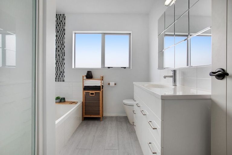 Photo of property in 5a Collingwood Road, Waiuku, 2123