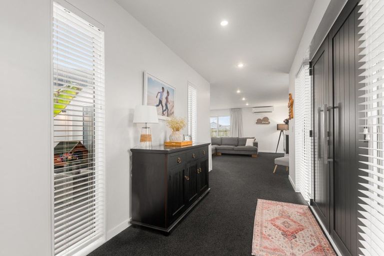 Photo of property in 10 Monaco Grove, Fitzherbert, Palmerston North, 4410