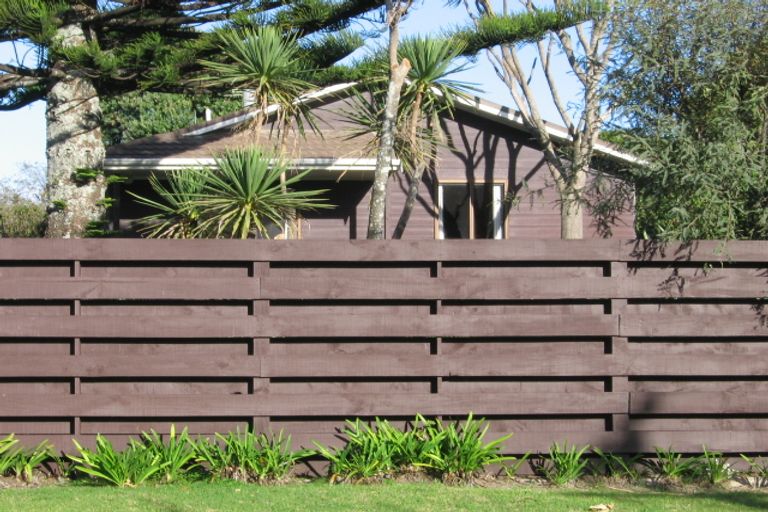 Photo of property in 18 Hona Street, Waikanae Beach, Waikanae, 5036