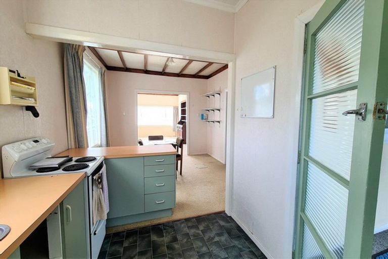 Photo of property in 16 Gisborne Terrace, Opunake, 4616