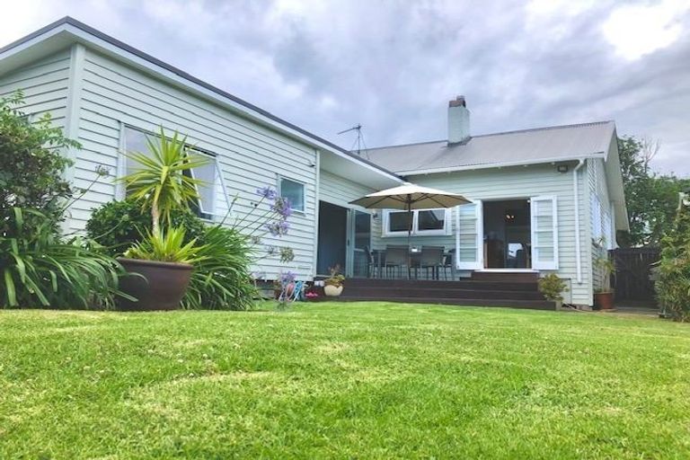 Photo of property in 11 Ocean View Road, Milford, Auckland, 0620