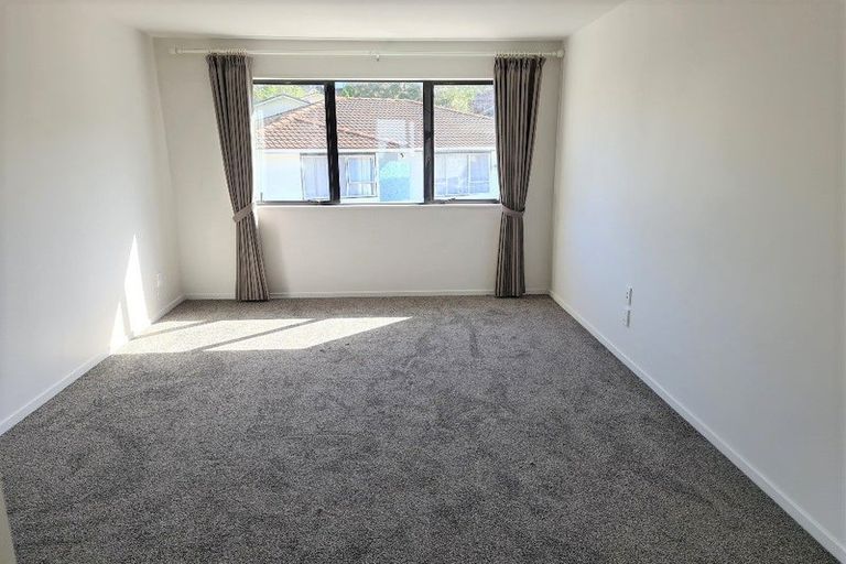 Photo of property in 17 Cassandra Grove, Totara Vale, Auckland, 0629