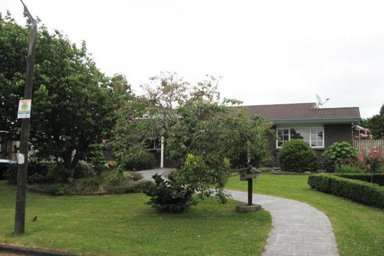 Photo of property in 1 Donzella Place, Conifer Grove, Takanini, 2112