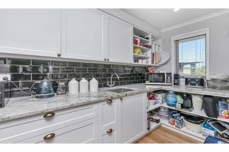 Photo of property in 19-21 Kauri Drive, Kumeu, 0810