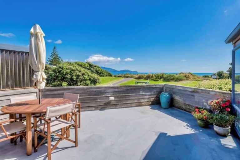 Photo of property in 108 Field Way, Waikanae Beach, Waikanae, 5036