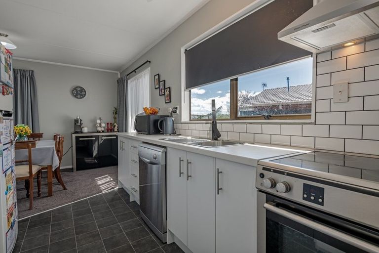 Photo of property in 37 Suzanne Grove, Kelvin Grove, Palmerston North, 4414