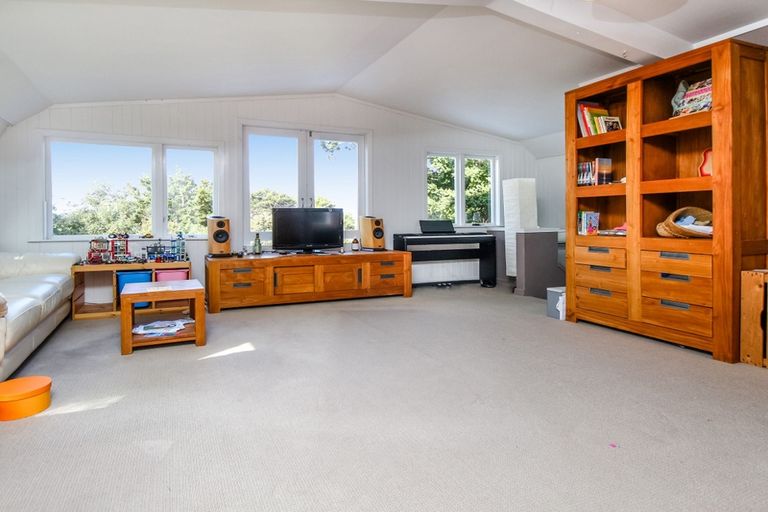 Photo of property in 89 Laingholm Drive, Laingholm, Auckland, 0604