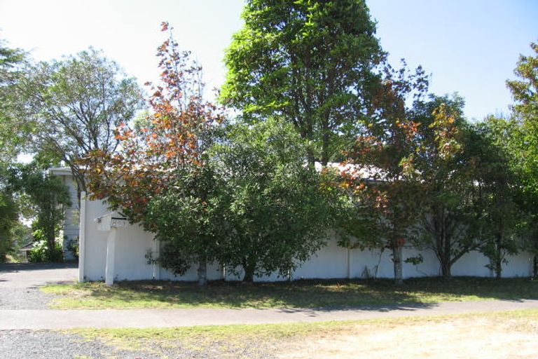 Photo of property in 2/893 East Coast Road, Northcross, Auckland, 0632