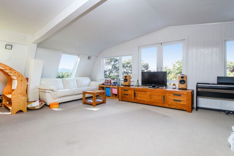 Photo of property in 89 Laingholm Drive, Laingholm, Auckland, 0604