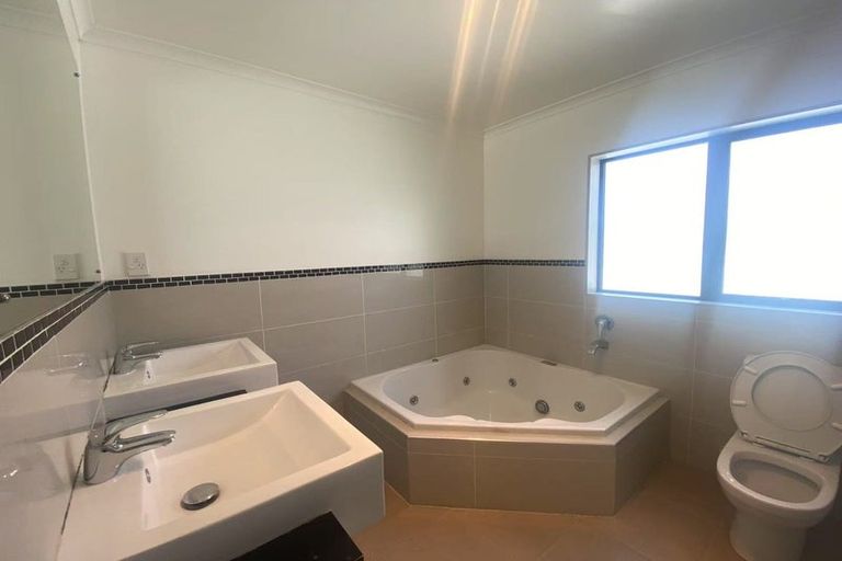 Photo of property in 23 Andy Crescent, Flat Bush, Auckland, 2016