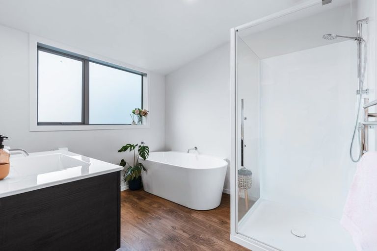 Photo of property in 5 Glendas Way, Acacia Bay, Taupo, 3385