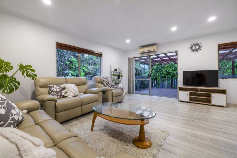 Photo of property in 2/8 Tallington Crescent, Torbay, Auckland, 0630