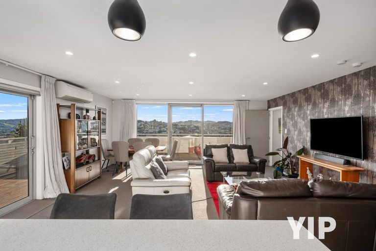 Photo of property in 5 Spitfire Place, Newlands, Wellington, 6037
