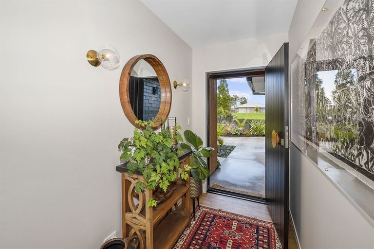 Photo of property in 2 Len Ireland Drive, Kumeu, 0810