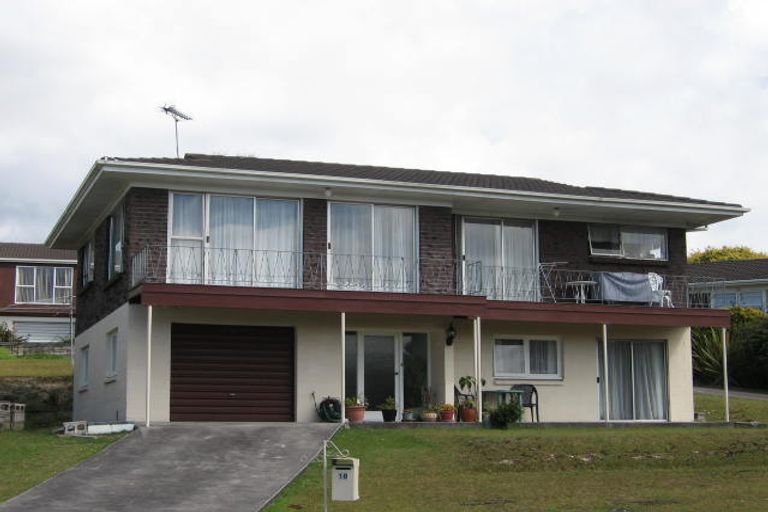 Photo of property in 18 Longbill Place, Glendene, Auckland, 0602