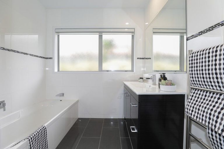 Photo of property in 32 Stafford Rise, Owhata, Rotorua, 3010