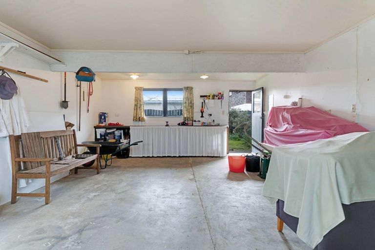 Photo of property in 81 Kiwi Esplanade, Mangere Bridge, Auckland, 2022