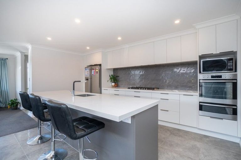 Photo of property in 5 Mediterranean Grove, Fitzherbert, Palmerston North, 4410