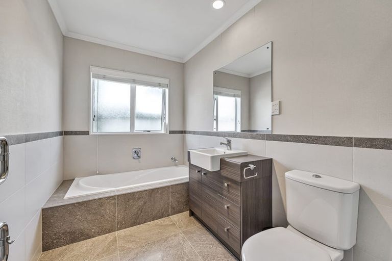 Photo of property in 10 Reno Way, Flat Bush, Auckland, 2016