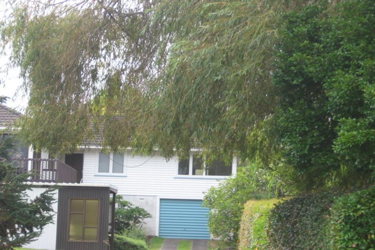 Photo of property in 17 Sunnyfield Crescent, Glenfield, Auckland, 0629