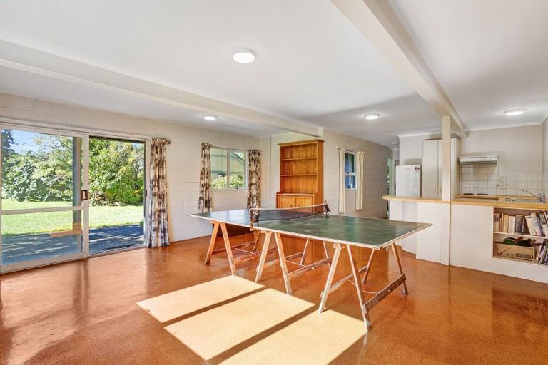 Photo of property in 42 Koraha Road, Kumeu, 0892