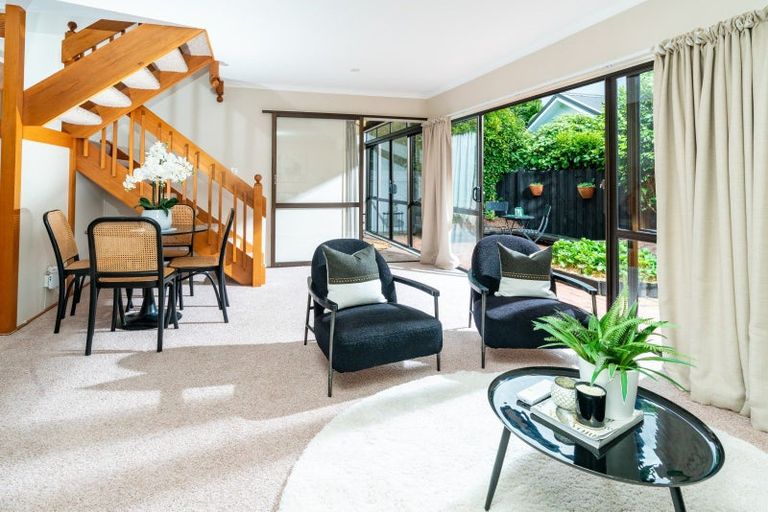 Photo of property in 2/136 Karori Road, Karori, Wellington, 6012