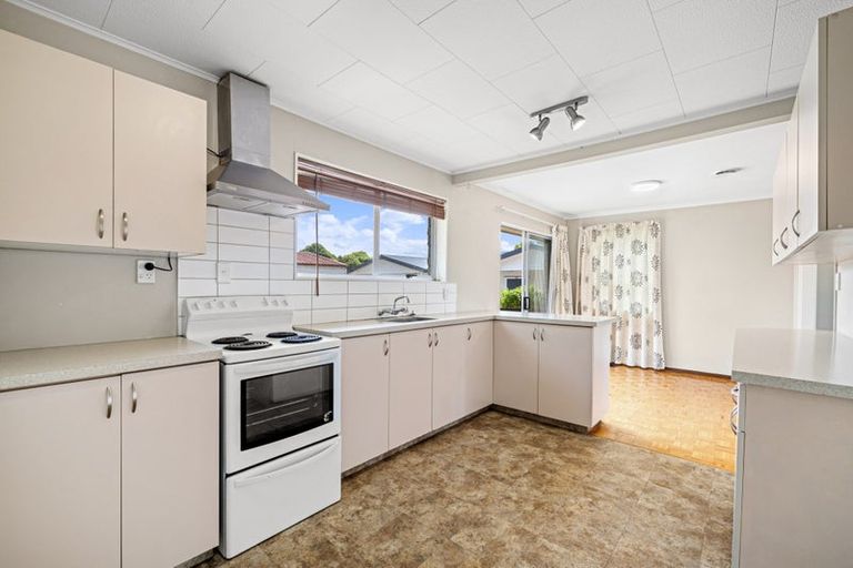 Photo of property in 27 Denniston Crescent, Redwood, Christchurch, 8051