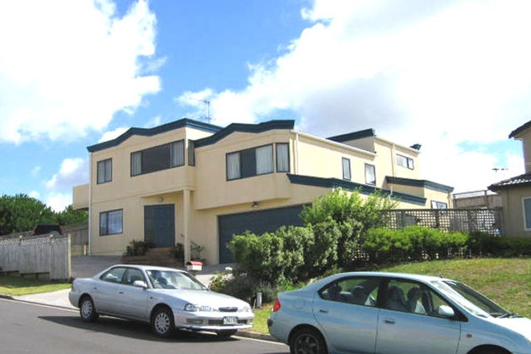 Photo of property in 2 Highgrove Lane, Totara Vale, Auckland, 0632