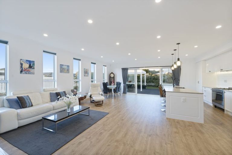 Photo of property in 25 Gilbransen Road, Kumeu, 0810