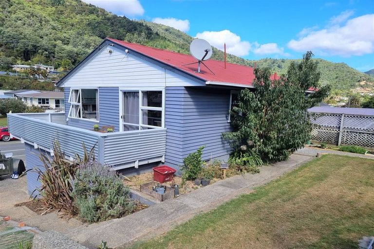 Photo of property in 103 Waikawa Road, Picton, 7220