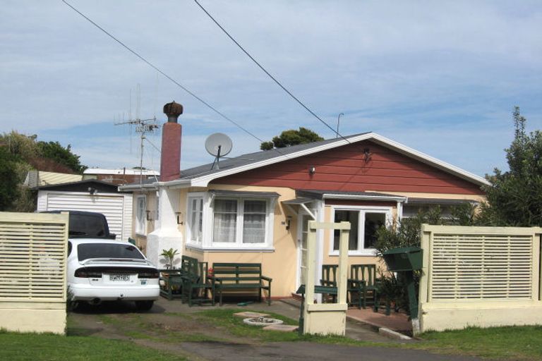 Photo of property in 16 Taupata Street, Castlecliff, Whanganui, 4501