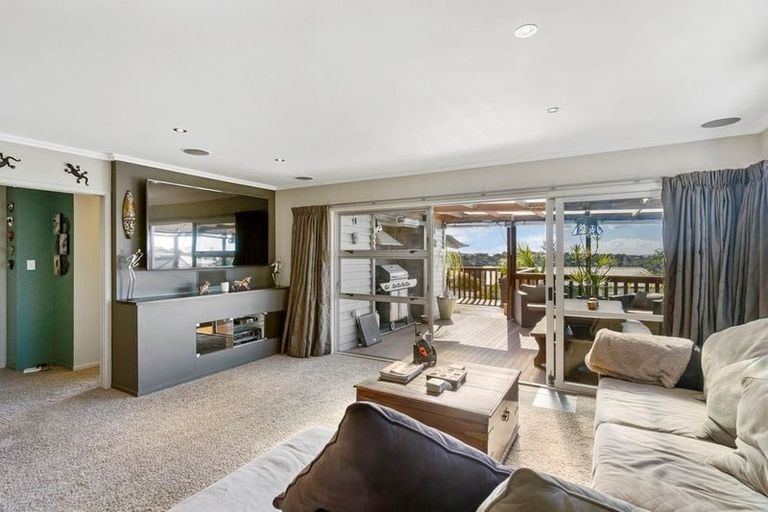 Photo of property in 121 Carlisle Road, Northcross, Auckland, 0632