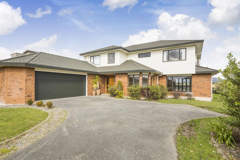 Photo of property in 122 Pacific Drive, Fitzherbert, Palmerston North, 4410