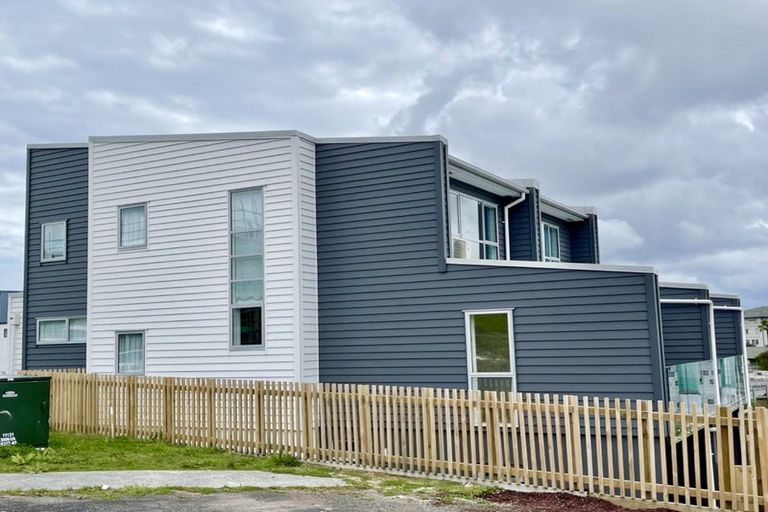 Photo of property in 10/10 Vinifera Place, Fairview Heights, Auckland, 0632