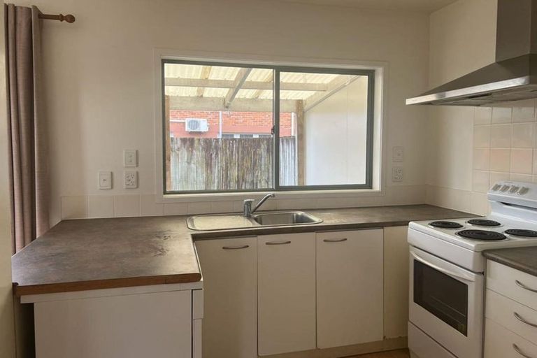 Photo of property in 2/5 Kilham Avenue, Northcote, Auckland, 0627