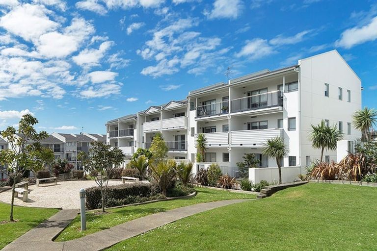 Photo of property in 11d/60 Masons Road, Oteha, Auckland, 0632