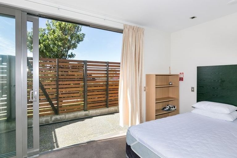Photo of property in Patent 326 Apartments, 326 Evans Bay Parade, Hataitai, Wellington, 6021