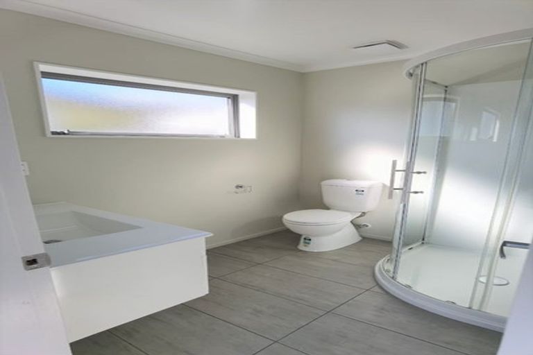 Photo of property in 5a Sandino Place, Grenada Village, Wellington, 6037