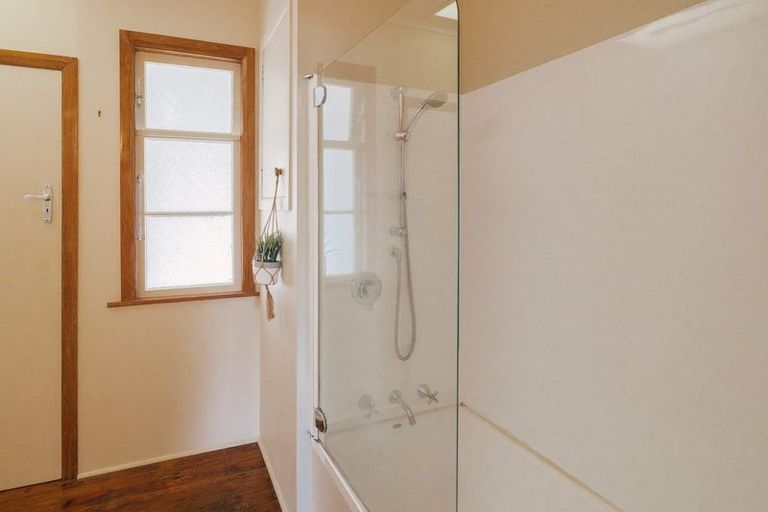 Photo of property in 21 Winston Avenue, Hokowhitu, Palmerston North, 4410