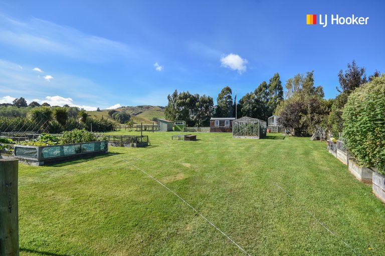 Photo of property in 24 Surrey Bay Road, Waihola, Outram, 9073