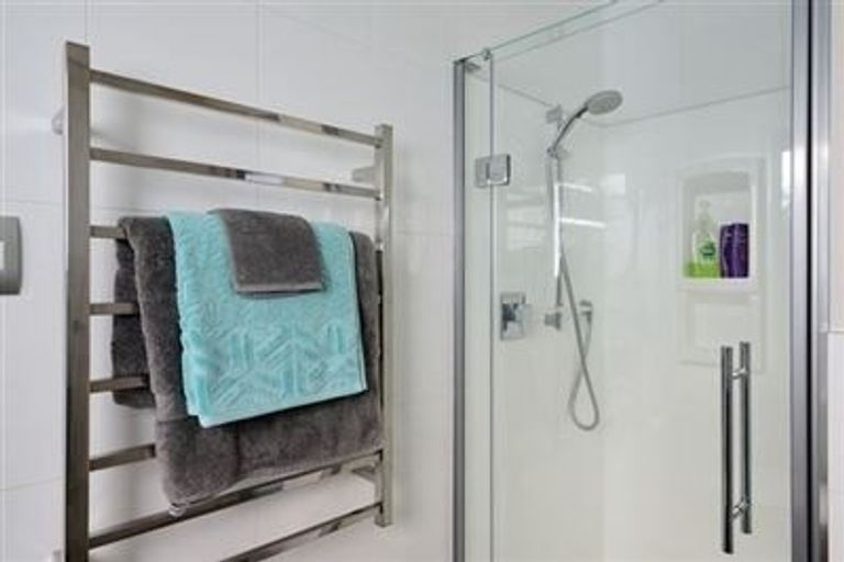 Photo of property in 2/91 Aberdeen Road, Castor Bay, Auckland, 0620