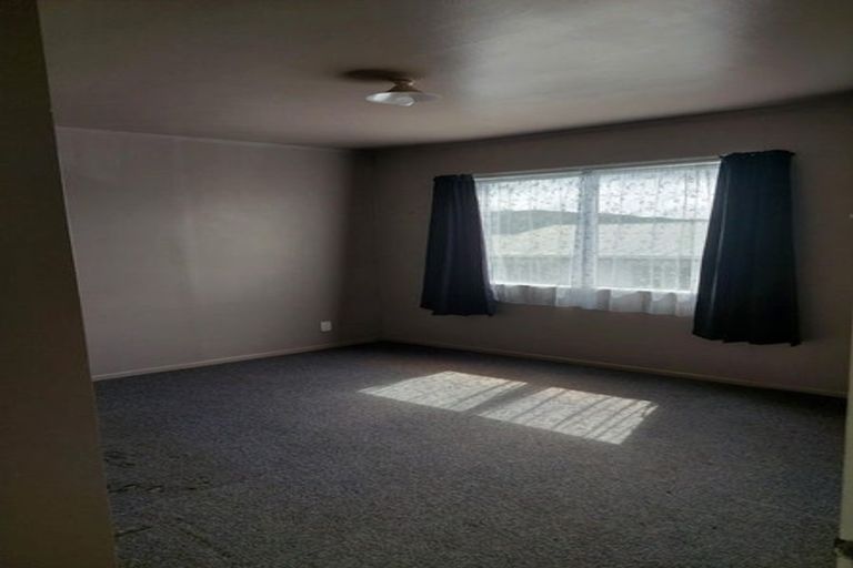 Photo of property in 7 Chetwode Grove, Newlands, Wellington, 6037