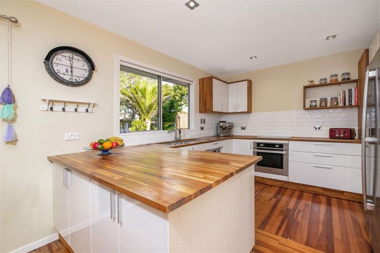 Photo of property in 96 Millbrook Road, Sunnyvale, Auckland, 0612