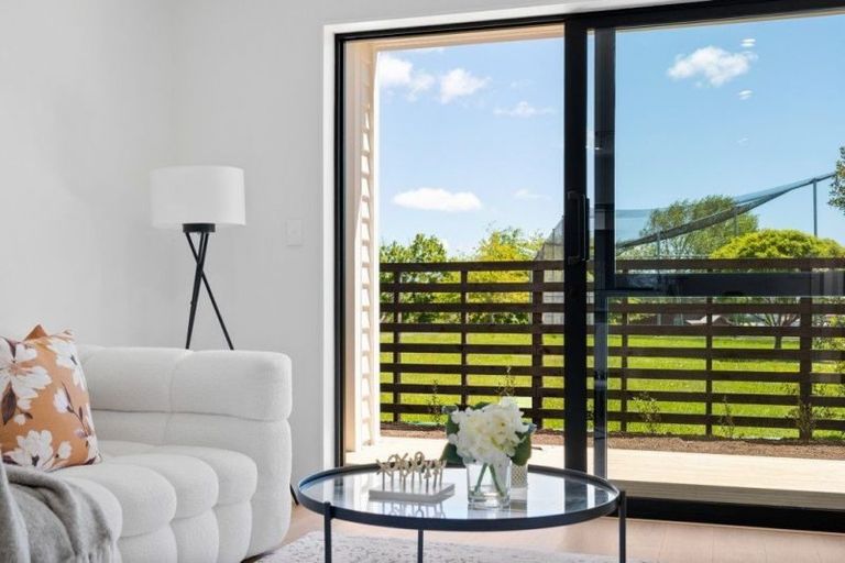 Photo of property in 4/18 Albert Road, Kelston, Auckland, 0602