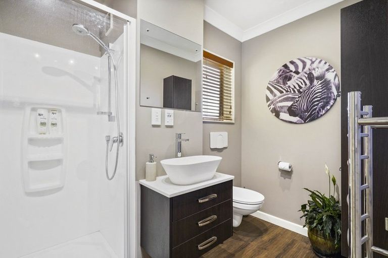 Photo of property in 12 Harrogate Place, Grandview Heights, Hamilton, 3200