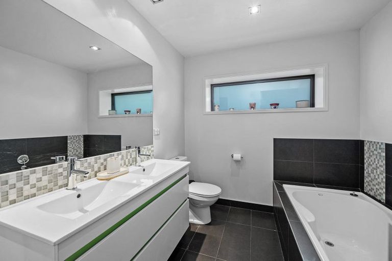 Photo of property in 15 Beechwood Road, Rothesay Bay, Auckland, 0630